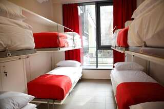 Хостелы City Express Hostel Краков Кровать в общем номере для мужчин и женщин с 10 кроватями-1