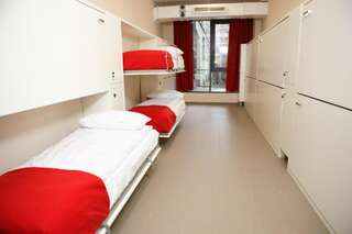 Хостелы City Express Hostel Краков Кровать в общей женской спальне с 12 кроватями.-2