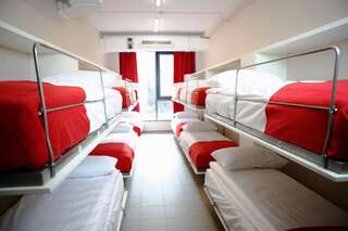 Хостелы City Express Hostel Краков Спальное место в общем номере для мужчин и женщин с 12 кроватями-1